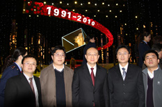 國家質(zhì)檢總局副局長支樹平（右三）在中央電視臺(tái)演播大廳2010年&ldquo;3.15晚會(huì)&rdquo;直播現(xiàn)場與中國質(zhì)量檢驗(yàn)協(xié)會(huì)會(huì)員工作部主任楊曉東（右二）、防偽中心主任王成村（右一）、會(huì)員工作部副主任劉輝（左二）、會(huì)員工作部副主任王劍（左一）等協(xié)會(huì)工作人員代表合影留念