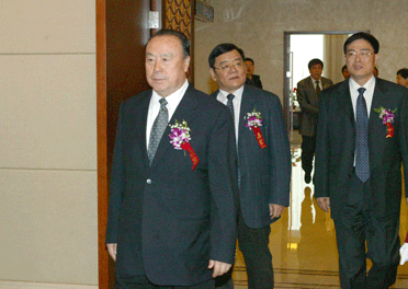 國家質(zhì)檢總局副局長劉平均、總工程師張綱陪同全國政協(xié)副主席白立忱步入會場